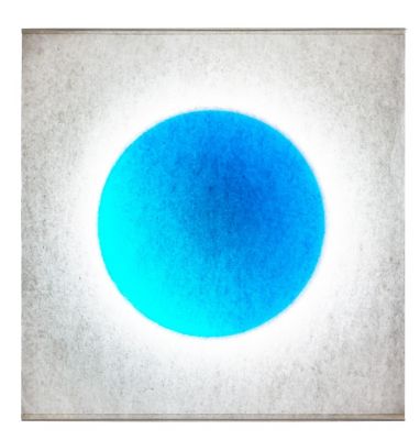 Moodmoon Wandleuchte: Quadratische Designerlampe mit blauem Lichteffekt für stimmungsvolle Beleuchtung.